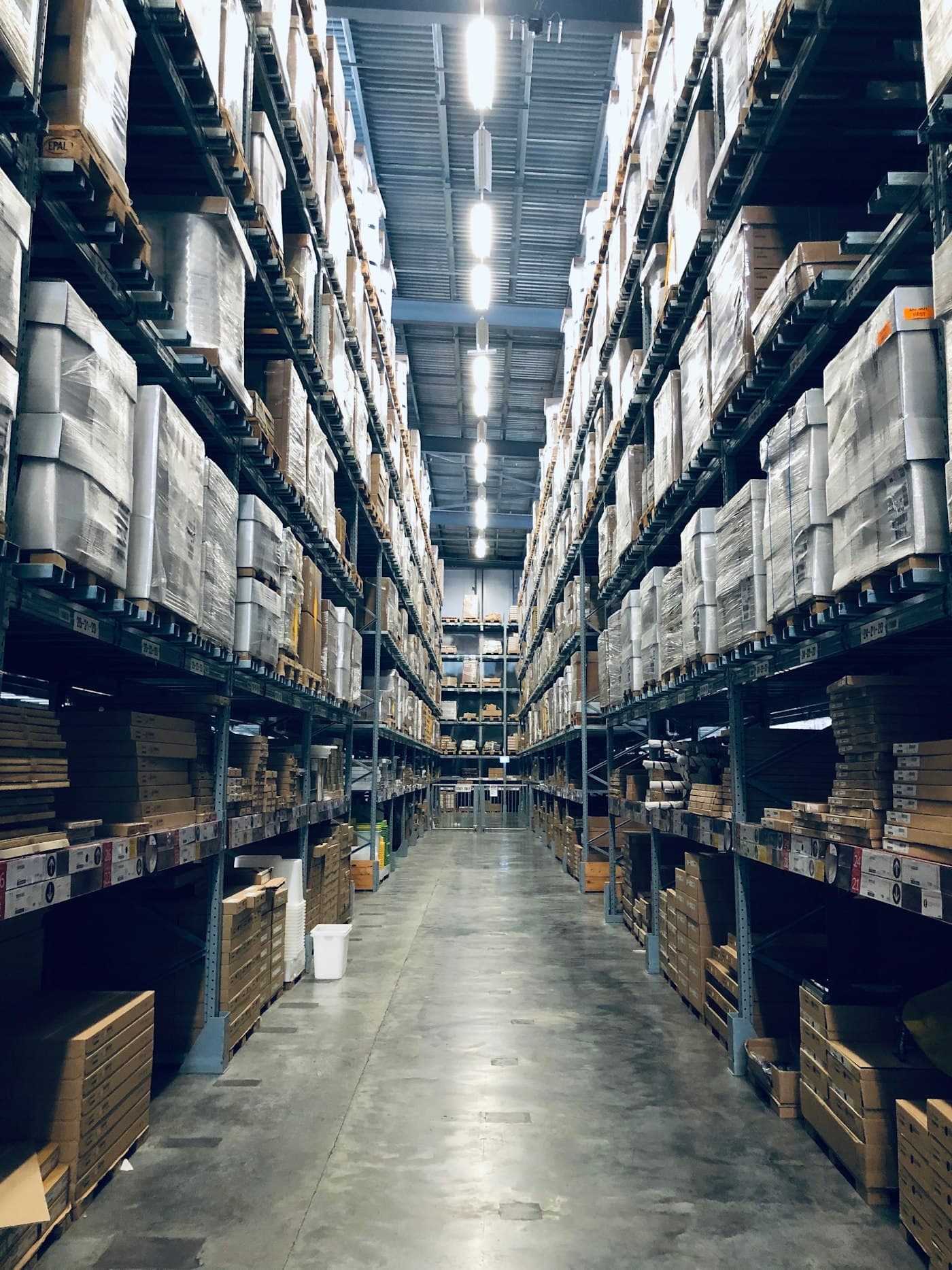 Warehouse aisles and pallet racking